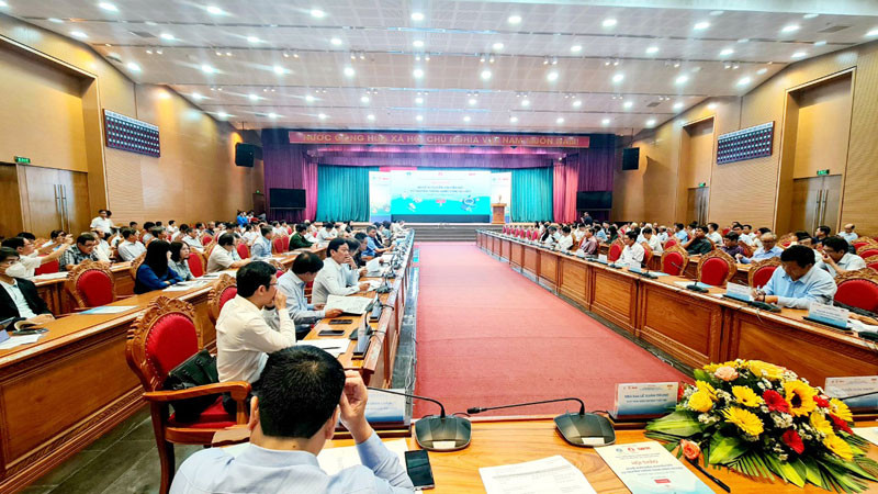 Quang cảnh Hội thảo “Nghề nuôi biển: Chuyển đổi từ truyền thống sang công nghiệp”.