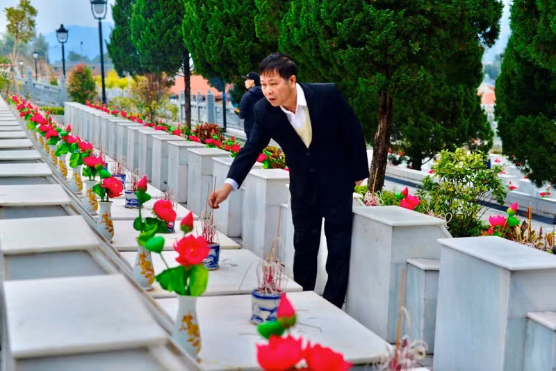 Ông Bùi Thanh Hà – Phó Chủ tịch HĐQT dâng hương cho các liệt sĩ tại Vị Xuyên.
