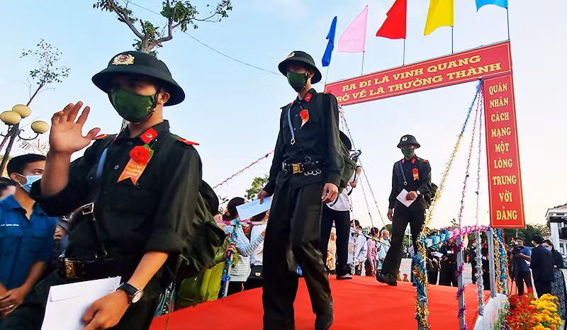 Tiễn thanh niên Hậu Giang lên đường nhập ngũ.