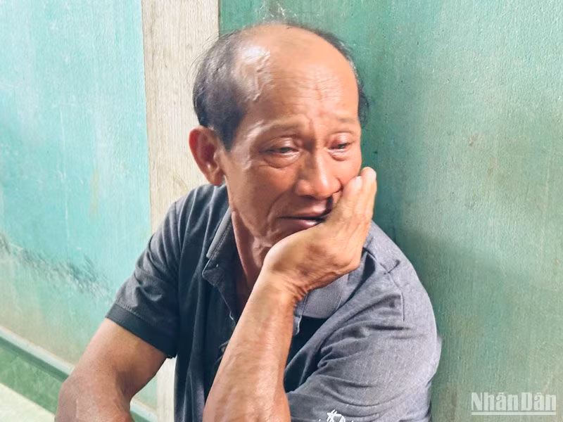 Ông Nguyễn Văn Luận cùng lúc mất cả vợ và con trai sau vụ tai nạn.