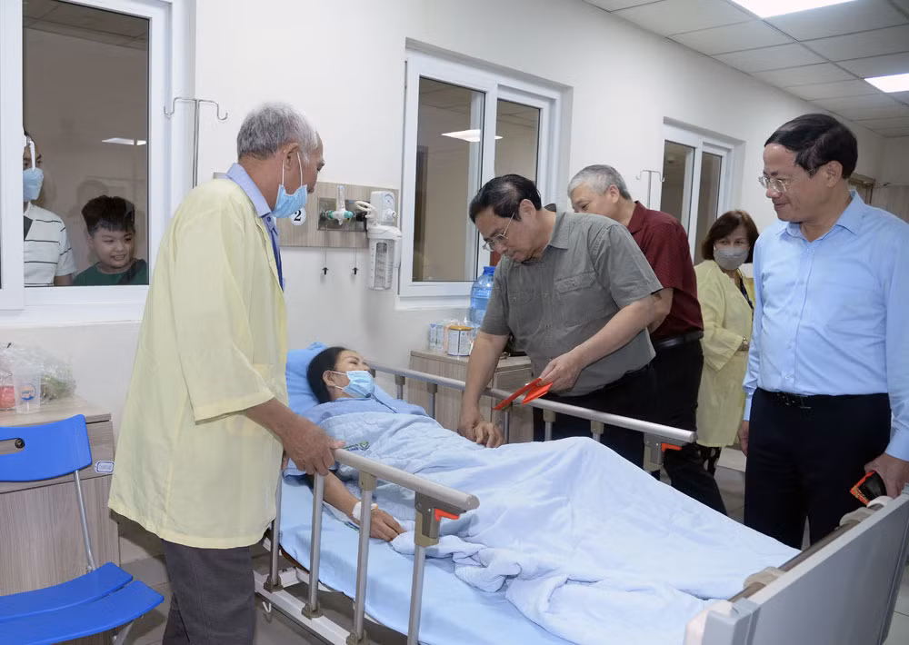 Thủ tướng Phạm Minh Chính thăm, tặng quà động viên bệnh nhân đang điều trị tại Khoa Nội tổng hợp, Bệnh viện Bình Định.