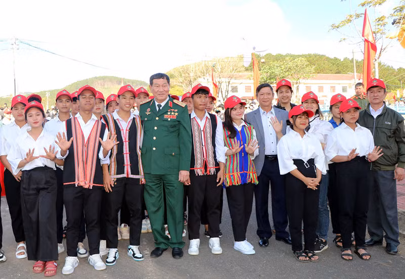 Trung tướng, Anh hùng Lực lượng vũ trang nhân dân Phạm Tuân bên các học sinh xuất sắc của huyện Tu Mơ Rông.