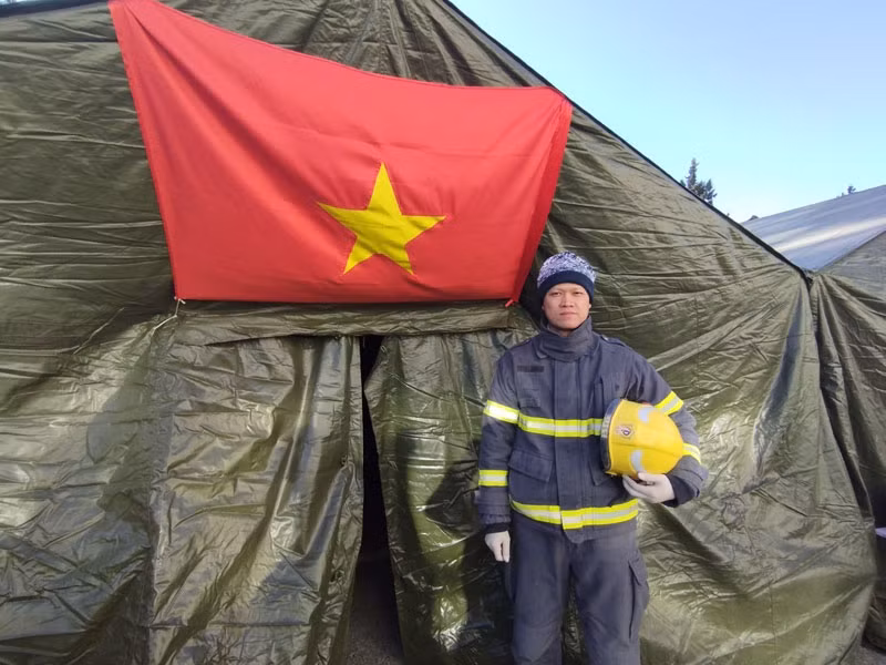 Đại úy Vũ Duy Hưng, đứng trước trại của đoàn cứu nạn, cứu hộ Công an Việt Nam.