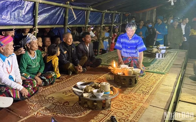 Già làng thực hiện nghi lễ trong Lễ hội đập trống của người Ma Coong.