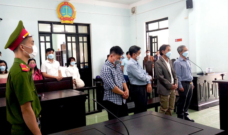 Các bị cáo tại phiên tòa. 