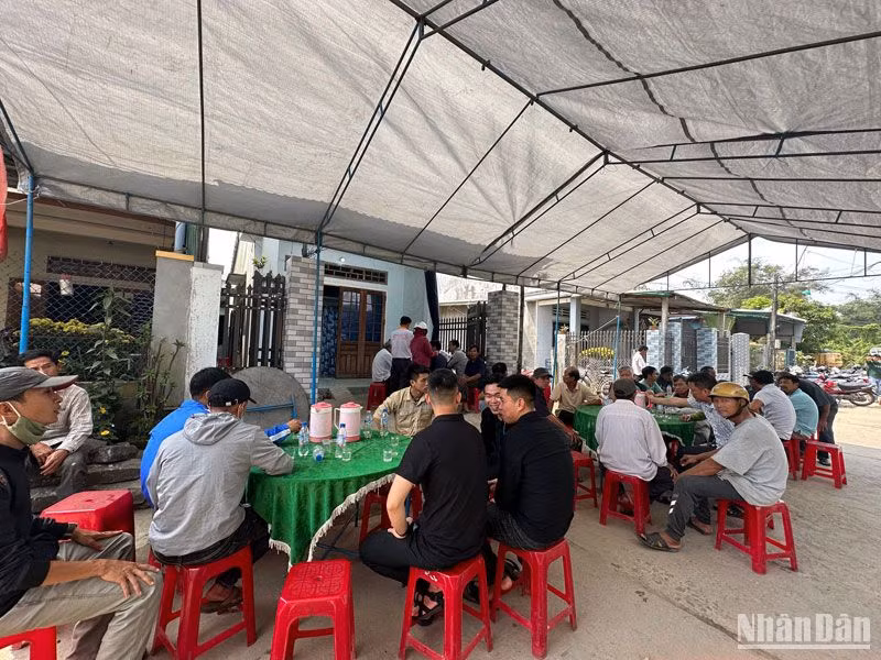 Người dân trong vùng đến nhà các nạn nhân an ủi, chia sẻ. Các nạn nhân hầu hết là người ở vùng quê ra Đà Nẵng khám, chữa bệnh.