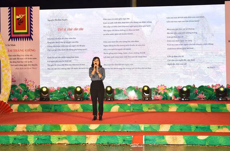 Tác giả đọc thơ tại Đêm thơ.