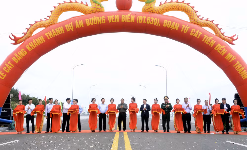 Thủ tướng Phạm Minh Chính và các đồng chí lãnh đạo cắt băng khánh thành tuyến đường ven biển. 