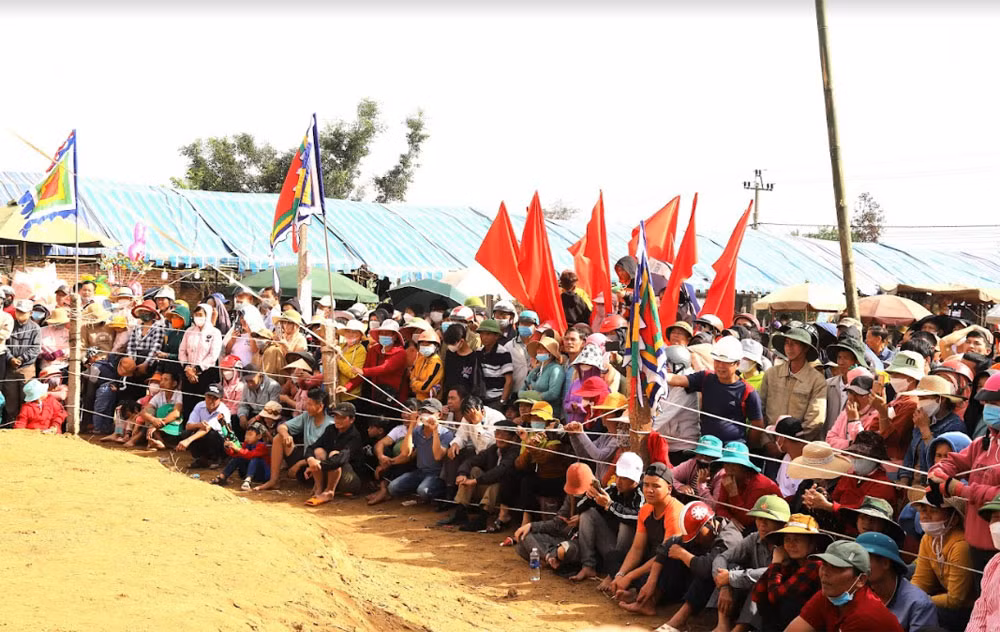 Những ngày đầu tháng 2 thời tiết ở Đắk Lắk nóng bức nhưng đông đảo người dân địa phương và du khách thập phương vẫn đổ về xem và cổ vũ cho giải vật.