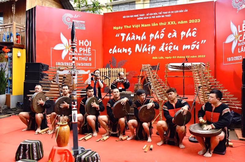 Diễn tấu chiêng chào mừng Ngày thơ Việt Nam lần thứ 21 năm 2023 tại Đắk Lắk.