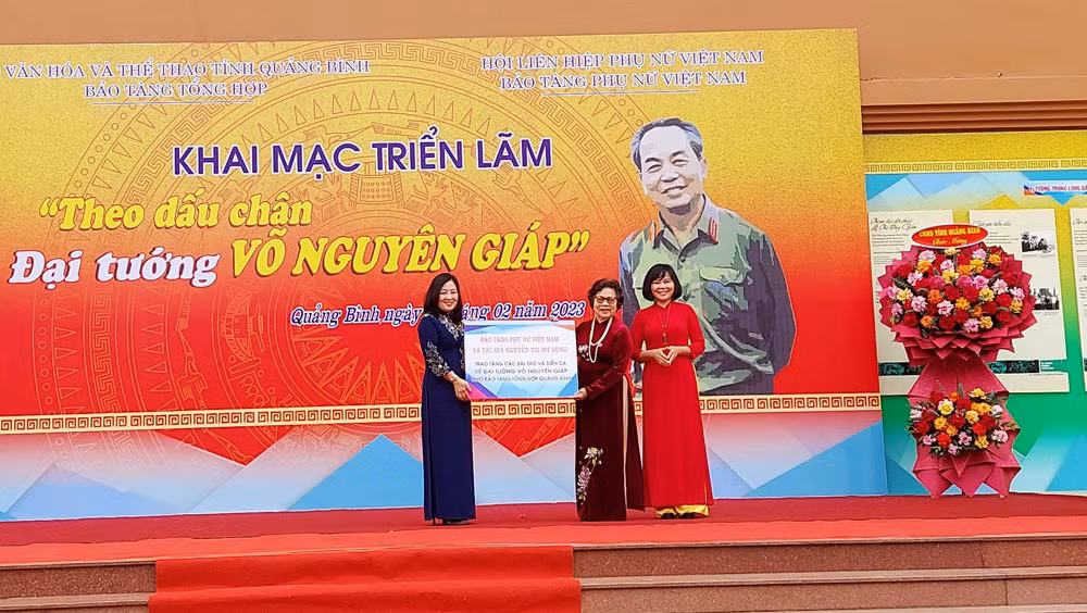 Tác giả Nguyễn Thị Mỹ Dung tặng bộ pano thơ, diễn ca “Theo dấu chân Đại tướng Võ Nguyên Giáp” cho Bảo tàng Quảng Bình.