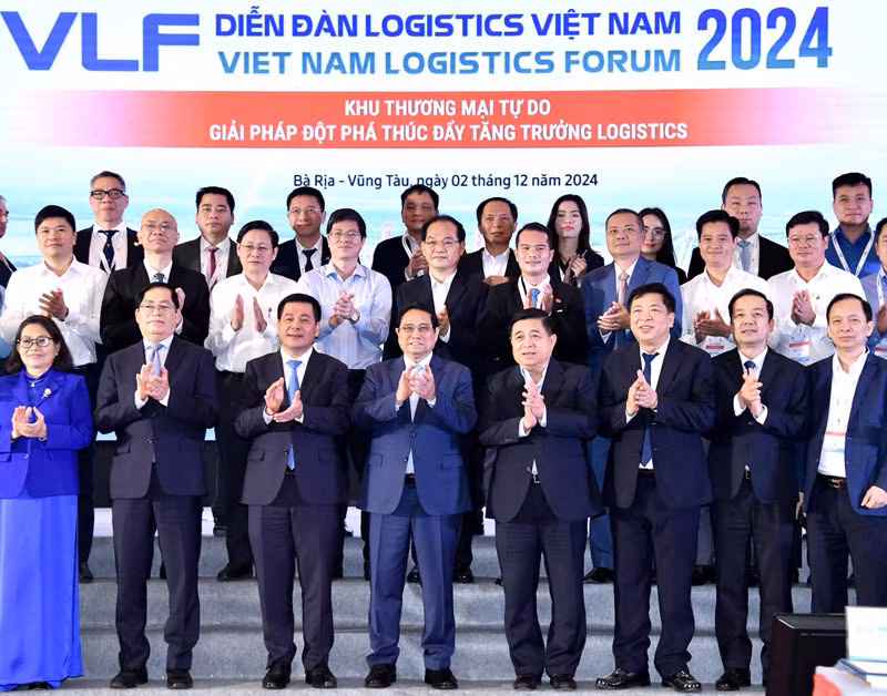 Thủ tướng Phạm Minh Chính và các đồng chí lãnh đạo, đại biểu tham dự Diễn đàn Logistics Việt Nam 2024. 