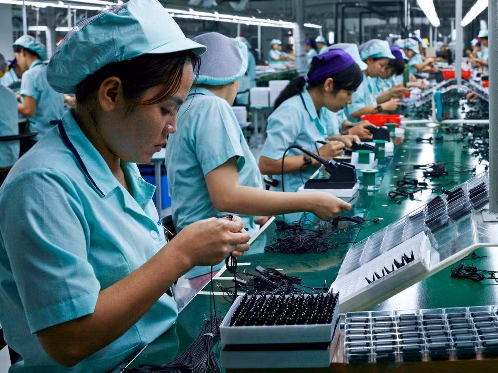 Sản xuất linh kiện điện tử tại doanh nghiệp có vốn đầu tư nước ngoài trong Khu công nghiệp Việt Nam - Singapore 2 (tỉnh Bình Dương). Sản xuất linh kiện điện tử tại doanh nghiệp có vốn đầu tư nước ngoài trong Khu công nghiệp Việt Nam - Singapore 2 (tỉnh Bình Dương).