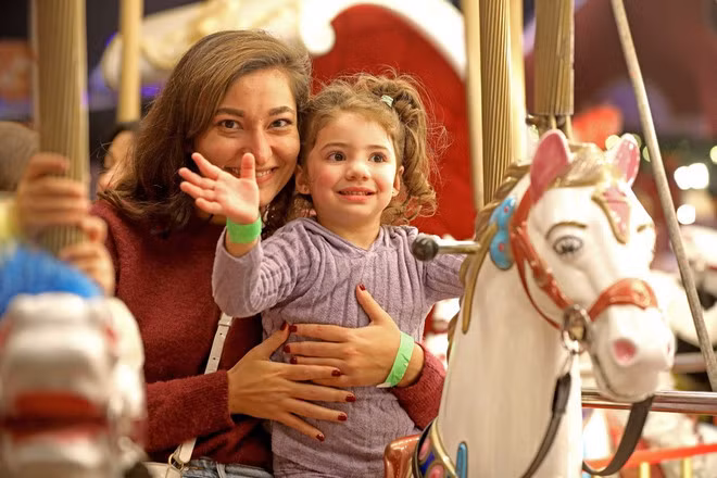 Người dân đến khu vui chơi của hội chợ Giáng sinh ở Beirut, Liban, ngày 21/12/2024. (Nguồn: THX/TTXVN)