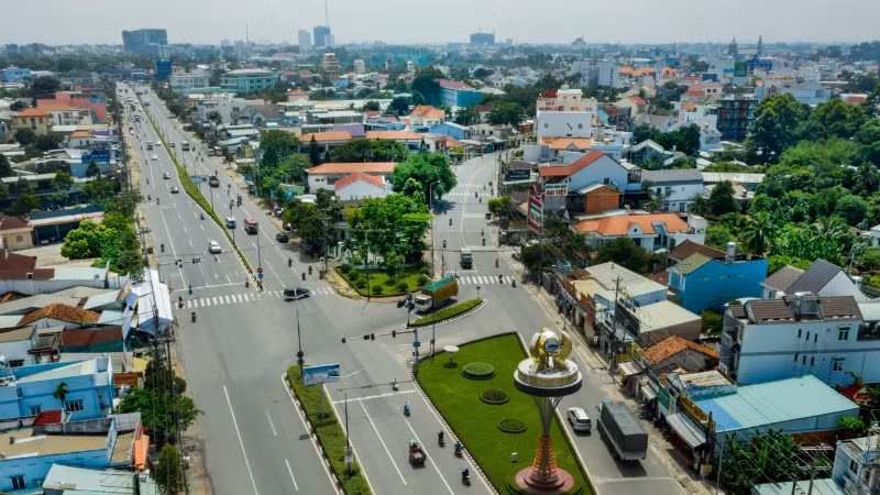 Quốc lộ 13 được nâng cấp, mở rộng từ năm 1997 từ nguồn vốn xã hội hóa giúp kết nối các địa phương, Vùng Đông Nam Bộ và Tây Nguyên thuận lợi.