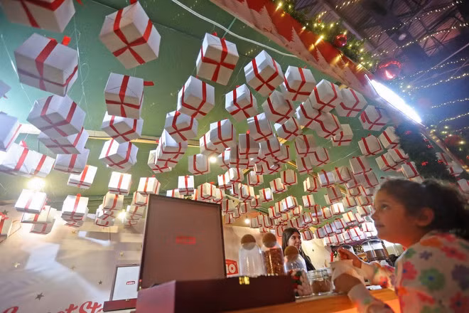 Em nhỏ thăm hội chợ Giáng sinh tại Beirut, Liban, ngày 21/12/2024. (Nguồn: THX/TTXVN)