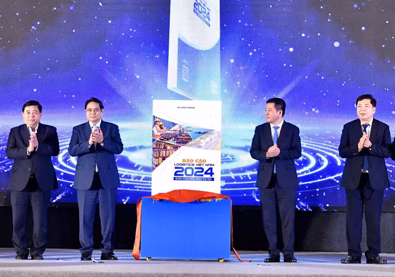 Thủ tướng Phạm Minh Chính cùng các đồng chí lãnh đạo thực hiện nghi thức công bố Báo cáo Logistics Việt Nam 2024.