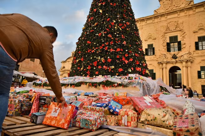 Người dân quyên góp quà Giáng sinh cho các em nhỏ có hoàn cảnh khó khăn tại Valletta, Malta. (Nguồn: THX/TTXVN)