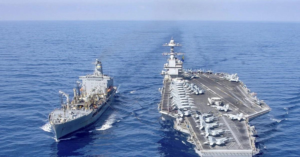 Tàu sân bay USS Gerald R. Ford nhận nhiên liệu từ tàu tiếp tế dầu USNS Laramie trên đường đến Địa Trung Hải ngày 11/10/2023. (Ảnh: AP/TTXVN) 
