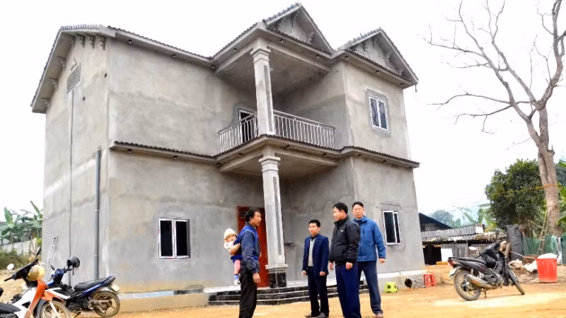 Ông Lừu Sín Mìn, 57 tuổi, dân tộc Thu Lao bên ngôi nhà mới xây khang trang, bền chắc thay thế ngôi nhà cũ bằng đất, ở Đội 2, xã Nàn Sán, huyện Si Ma Cai (Lào Cai).