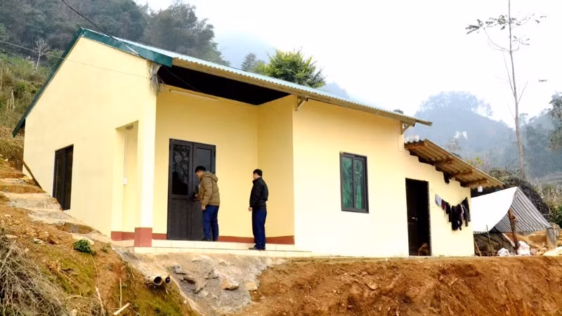 Bộ Công an hỗ trợ toàn bộ kinh phí xây nhà mới thay thế nhà cũ nát cho gia đình ông Giàng Seo Vần, ở thôn Lao Chải, xã Sán Chải (Si Ma Cai - Lào Cai).