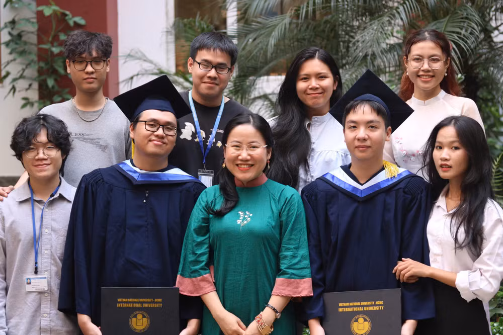Tiến sĩ Hà Thị Thanh Hương, Trưởng bộ môn Y học tái tạo, Trưởng Phòng thí nghiệm sức khỏe não bộ, Trường Đại học Quốc tế, Đại học Quốc gia Thành phố Hồ Chí Minh cùng các sinh viên Khoa Kỹ thuật Y sinh.