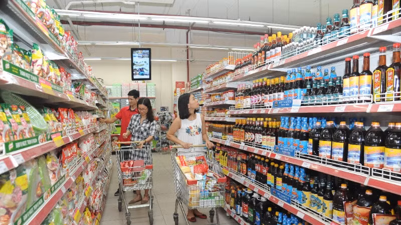 Người dân mua sắm tại hệ thống siêu thị Coopmart. (Ảnh KHÁNH AN)