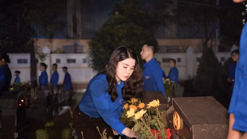 Ủy viên Ban Thường vụ Trung ương Đoàn, Thành ủy viên, Bí thư Thành đoàn Hà Nội Chu Hồng Minh tham gia các hoạt động tri ân các anh hùng liệt sĩ.