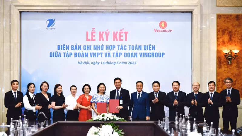VNPT và Vingroup thực hiện nghi thức ký kết biên bản hợp tác giữa hai Tập đoàn