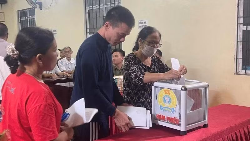 Cử tri huyện Chợ Đồn bỏ phiếu ý kiến đóng góp về đề án sắp xếp, sáp nhập, đổi tên thôn, tổ dân phố năm 2024. (Ảnh: NÔNG ĐUỔNG)