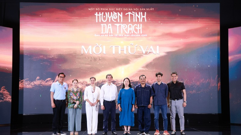 Các thành viên Ban Giám khảo và một số diễn viên tham gia sự kiện.