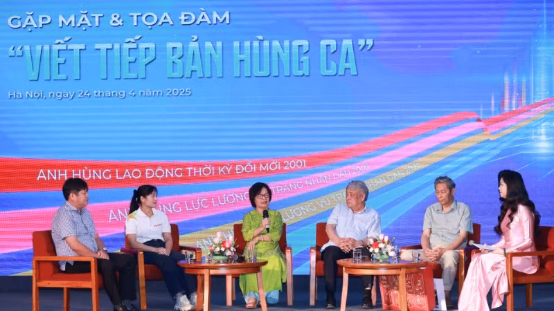 Các đại biểu chia sẻ tại buổi Tọa đàm "Viết tiếp bản hùng ca". (Ảnh: Hoài Nam/Vietnam+)