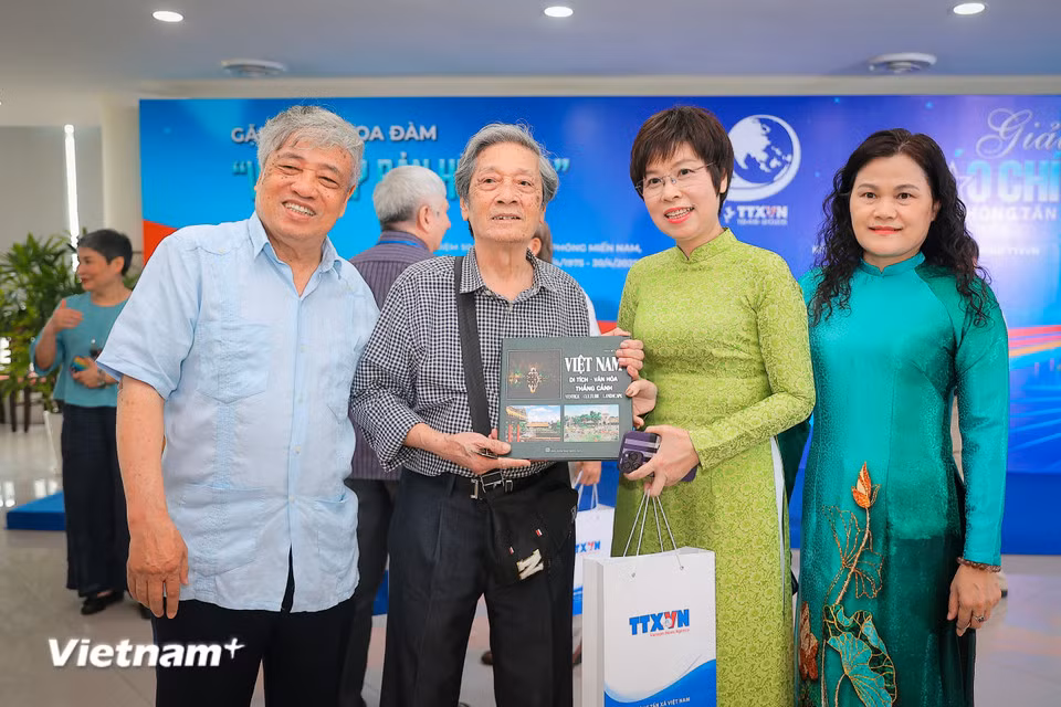 Đây là dịp đặc biệt để tri ân các thế hệ cán bộ, phóng viên, kỹ thuật viên và nhân viên của ngành thông tấn - những người đã có những đóng góp quan trọng trong các cuộc kháng chiến bảo vệ Tổ quốc và thực hiện nghĩa vụ quốc tế tại Lào và Campuchia và cũng là dịp để các nhà báo lão thành tiếp thêm lửa cho thế hệ trẻ Thông tấn xã Việt Nam hôm nay. (Ảnh: Hoài Nam/Vietnam+) Đây là dịp đặc biệt để tri ân các thế hệ cán bộ, phóng viên, kỹ thuật viên và nhân viên của ngành thông tấn - những người đã có những đóng góp quan trọng trong các cuộc kháng chiến bảo vệ Tổ quốc và thực hiện nghĩa vụ quốc tế tại Lào và Campuchia và cũng là dịp để các nhà báo lão thành tiếp thêm lửa cho thế hệ trẻ Thông tấn xã Việt Nam hôm nay. (Ảnh: Hoài Nam/Vietnam+)