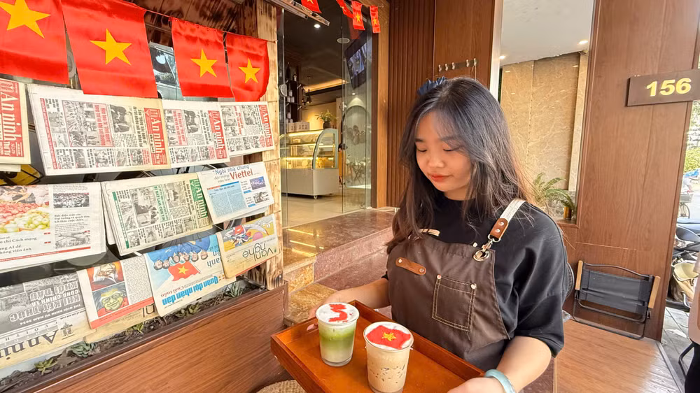 Các món đồ uống được biến tấu với hình ảnh lá cờ quốc kỳ, bản đồ Việt Nam vừa ý nghĩa, vừa tạo điểm nhấn thu hút.