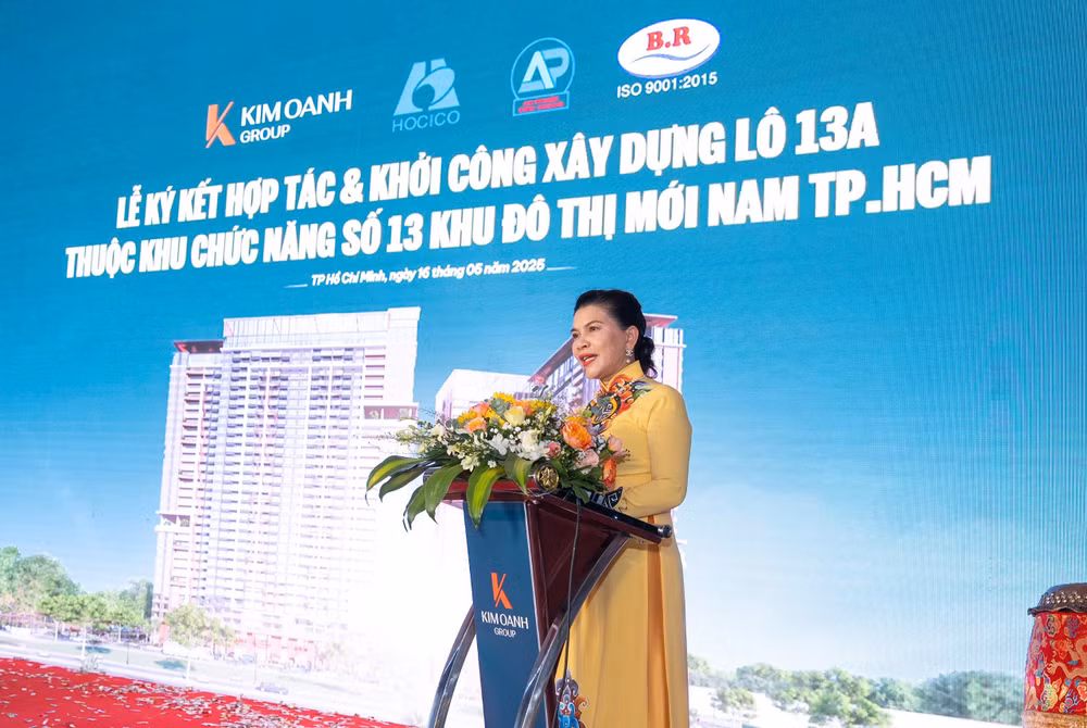 Bà Đặng Thị Kim Oanh - Chủ tịch HĐQT, Tổng Giám đốc Kim Oanh Group phát biểu tại Lễ ký kết hợp tác & khởi công xây dựng Lô 13A thuộc khu chức năng số 13 khu đô thị mới nam Thành phố Hồ Chí Minh.