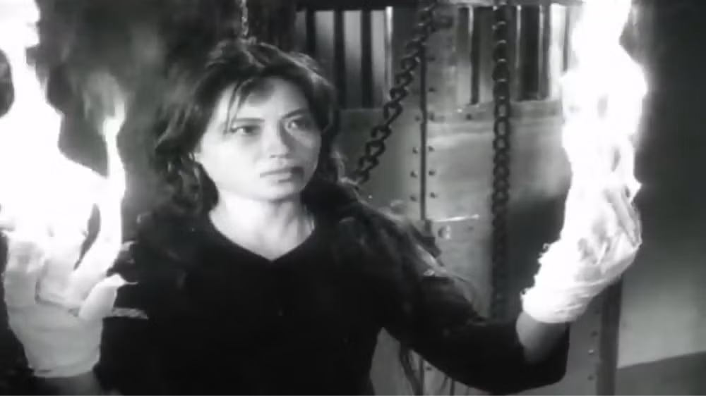 Cảnh quay nhân vật Vân bị địch tra tấn, đốt mười đầu ngón tay. (Ảnh: Đài Truyền hình Việt Nam cung cấp)