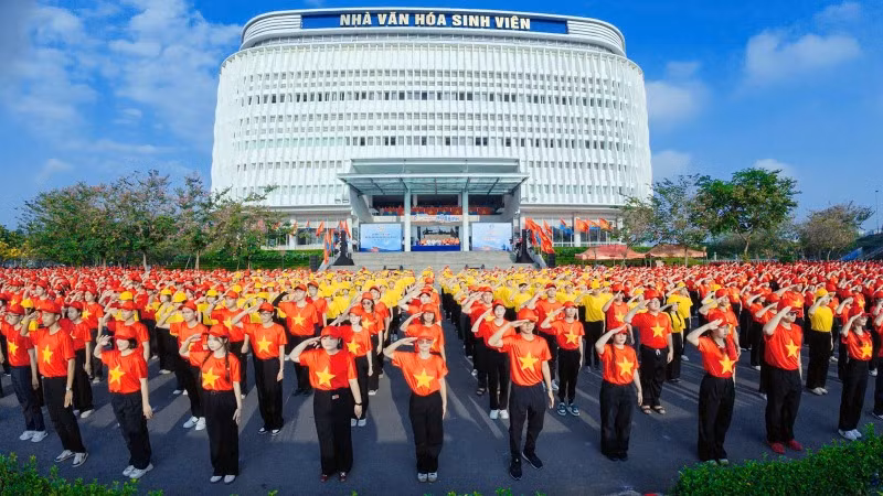 Đoàn viên, thanh niên, sinh viên Thành phố Hồ Chí Minh đồng loạt xếp hình cờ Tổ quốc dịp này.