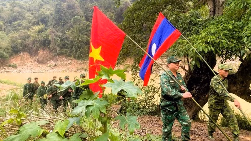 Đội hình của Đồn Biên phòng Mỹ Lý, Bộ đội Biên phòng tỉnh Nghệ An cùng Đại đội Biên phòng 217, Bộ Chỉ huy Quân sự tỉnh Hủa Phăn (Lào) thực hiện tuần tra.