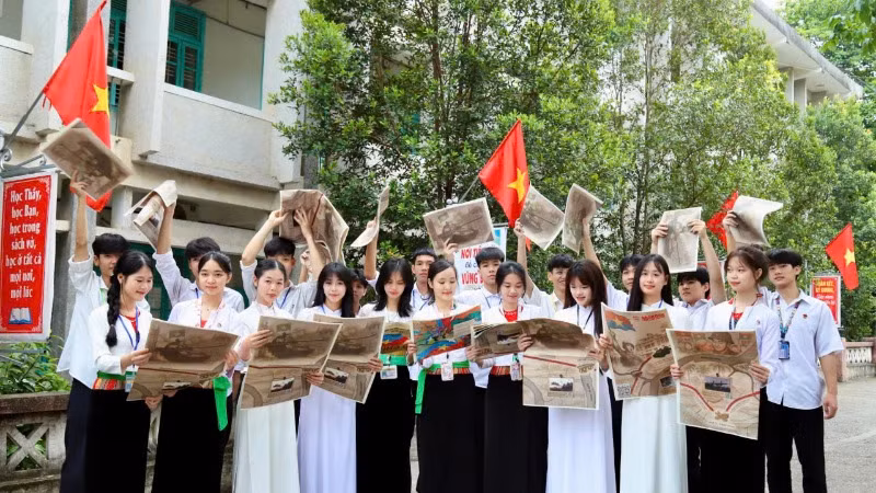 Các em học sinh Trường trung học phổ thông Công nghiệp Hòa Bình vui mừng đón nhận phụ san Báo Nhân Dân. (Ảnh: NGUYỄN TUẤN)