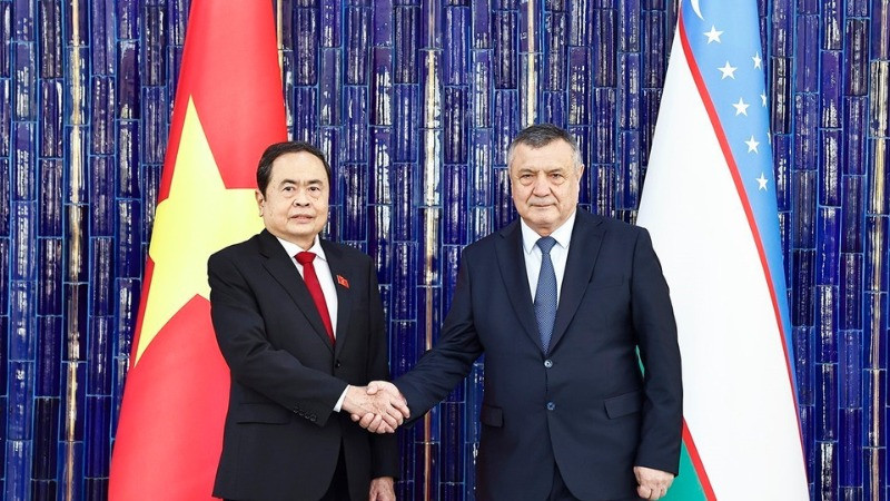 Chủ tịch Hạ viện Uzbekistan Nuriddinjon Ismailov và Chủ tịch Quốc hội Trần Thanh Mẫn. (Ảnh: DOÃN TẤN/TTXVN)