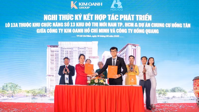 Bà Trương Thị Hồng Hà - Tổng Giám đốc Công ty cổ phần Xây dựng công trình và Đầu tư địa ốc Hồng Quang và ông Nguyễn Thái Hồ - Tổng Giám đốc Công ty cổ phần Xây dựng An Phước Bình Dương thực hiện nghi thức ký kết thi công hệ thống hạ tầng kỹ thuật tại Lô 13A thuộc khu chức năng số 13 khu đô thị mới nam Thành phố Hồ chí Minh.