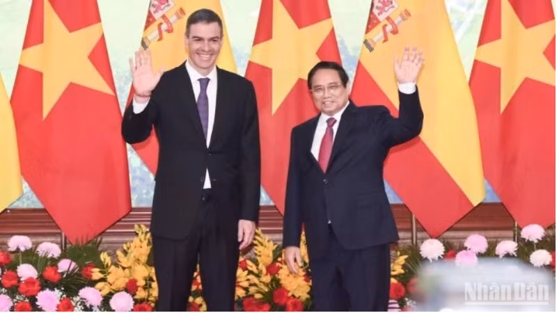 Thủ tướng Phạm Minh Chính và Thủ tướng Tây Ban Nha Pedro Sanchez. (Ảnh: TRẦN HẢI)