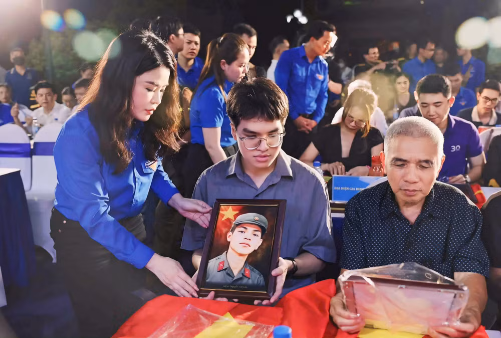 Bí thư Thành đoàn Hà Nội Chu Hồng Minh tham gia các hoạt động của tuổi trẻ hướng về cội nguồn, tri ân các anh hùng, liệt sĩ.