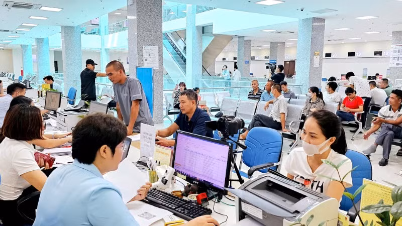 Công dân đến làm việc tại Trung tâm Phục vụ hành chính công tỉnh Quảng Ninh. (Ảnh QUANG THỌ)