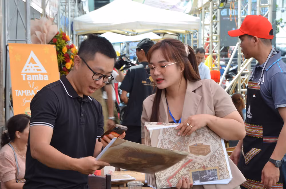 Độc giả trải nghiệm công nghệ thực tế ảo.