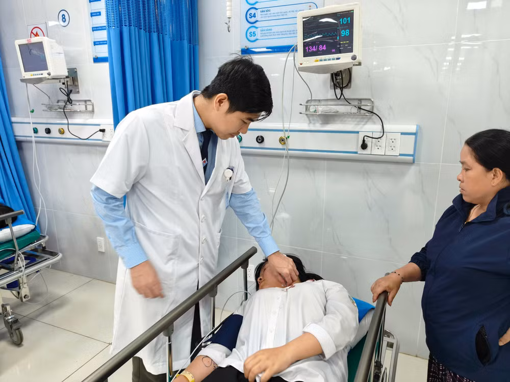 Sức khỏe 14 em học sinh và tài xế đang ở Bệnh viện Hùng Vương Gia Lai cơ bản ổn định.