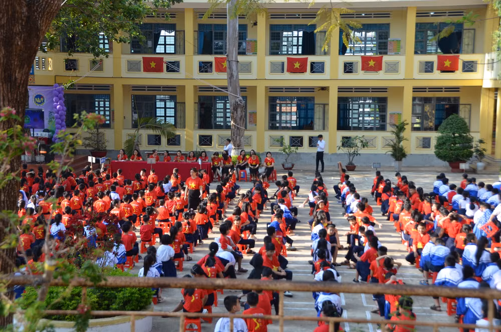 Hình ảnh Lễ chào cờ đầu tuần tại trường tiểu học Nguyễn Văn Trỗi, thành phố Pleiku.