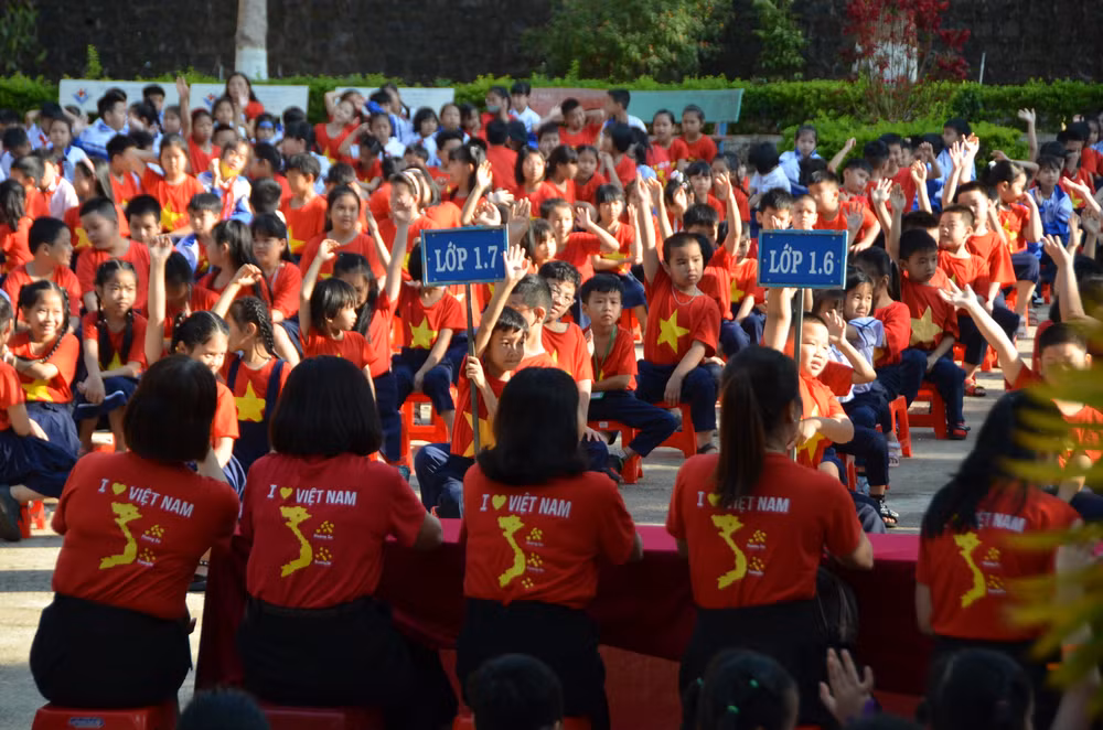 Học sinh hào hứng tham gia các hoạt động tìm hiểu về lịch sử truyền thống.