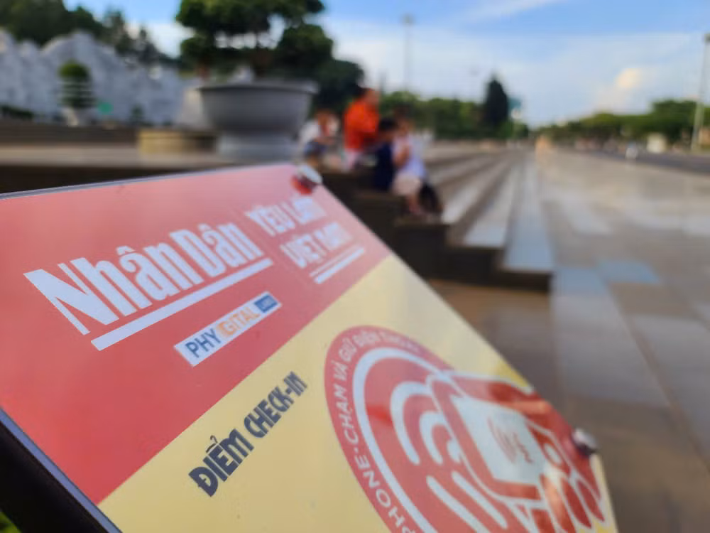 Bảng gắn chip được thiết kế hai màu vàng đỏ lấy cảm hứng từ quốc kỳ Việt Nam.