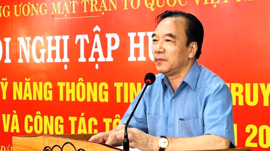 Phó Chủ tịch Ủy ban Trung ương Mặt trận Tổ quốc Việt Nam Ngô Sách Thực phát biểu khai mạc hội nghị tập huấn.